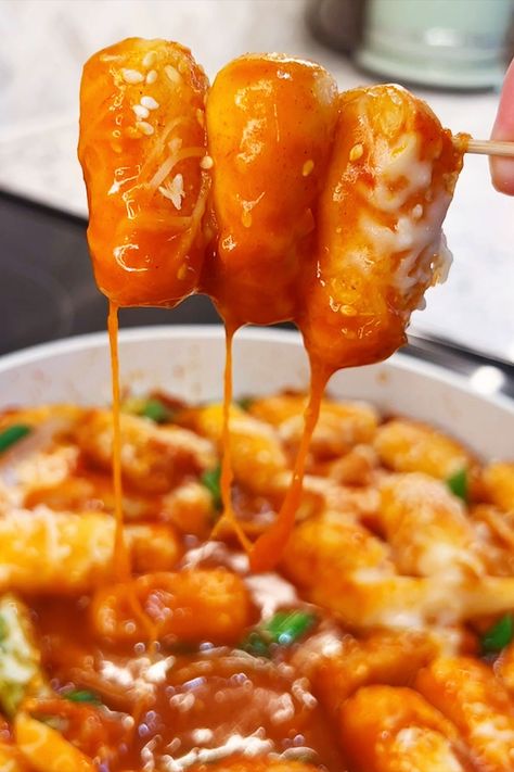 Cheese Tteokbokki Cheese Tteokbokki Aesthetic, Cheesy Tteokbokki Recipe, Cheese Teokkboki, Tekkboki Recipe, Cheese Tobokki, Tabokkie Recipe, How To Make Teokkboki Rice Cake, Toppoki Recipe Korea, How To Make Tteokbokki