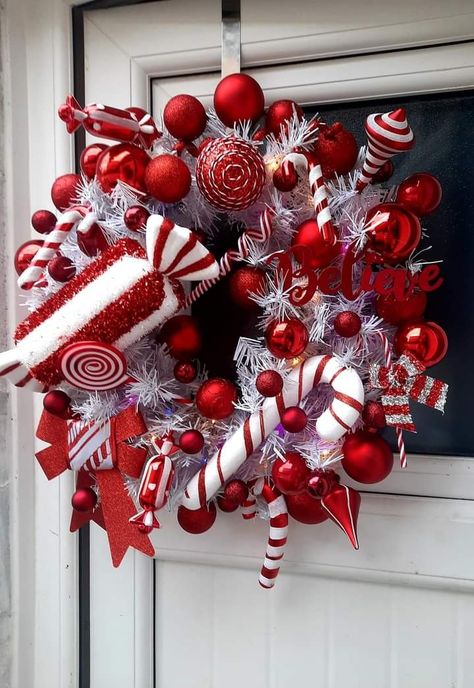 Candy Cane Reef, Candy Cane Christmas Wreath, Christmas Ball Tree, Make Christmas Tree, Frosted Christmas Tree, Pretty Christmas Decorations, Christmas Tree Decorating Themes, Peppermint Christmas, Easy Christmas Wreaths