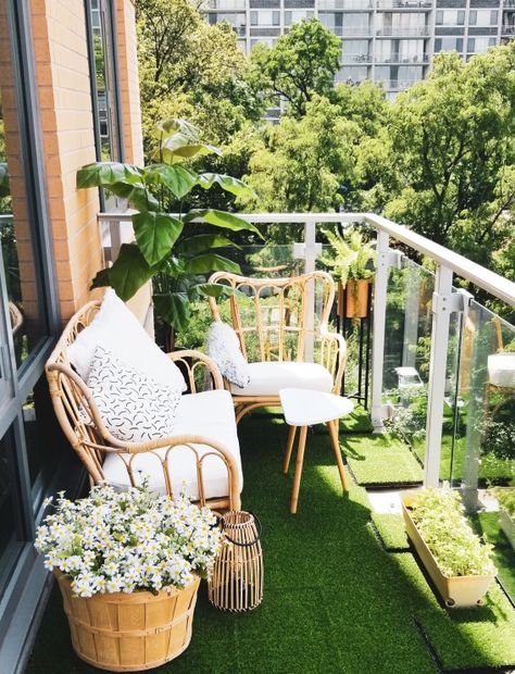 Fake Grass Balcony Apartment, Faux Grass Balcony, Faux Grass Patio, Fake Grass Patio, Grass Balcony, Artificial Grass Balcony, Hut Ideas, Comfy Things, Bbq Hut