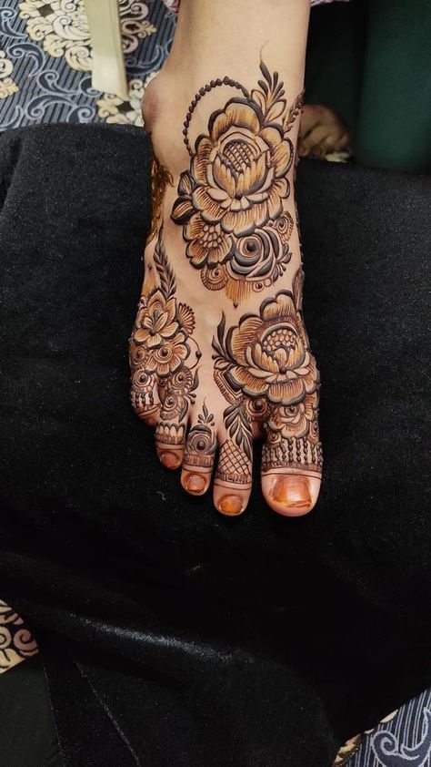 Floral Leg Mehandi Design, Leg Khafif Mehndi Designs, Khafif Leg Mehendi Design, Legs Mehndi Design Khafif, Leg Mehndi Designs Simple Easy, Mehndi Designs For Leg, Foot Mehndi Designs, Feet Mehndi Designs, Leg Mehandi