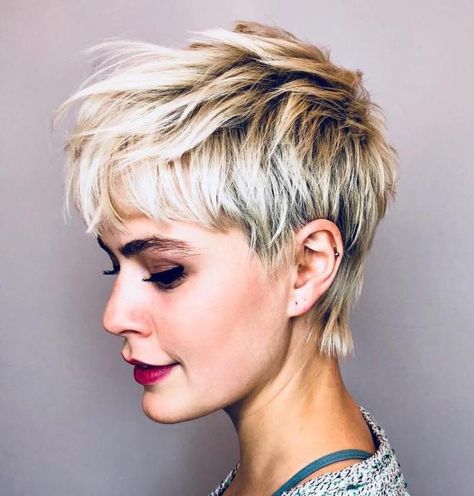 Short Choppy Hair (The Biggest Trend of 2019) - Hair Adviser Curling Thick Hair, Haircut Pixie, Platinum Blonde Pixie, Lowlights Blonde, Feminine Pixie, Stacked Haircuts, Short Choppy Haircuts, Choppy Haircuts, Choppy Bob Haircuts