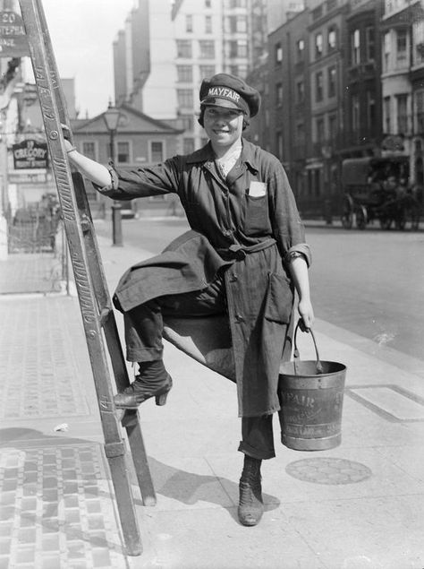 Women at work - WW1 1920 Working Class Fashion, Mason Worker, Historical Workwear, Women Working, Grace Jones, Cleaning Company, Working Women, Window Cleaning, Marlene Dietrich