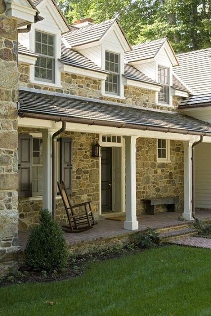 Rustic Farmhouse Exterior, Farmhouse Front Porch Decor, Farmhouse Exterior Design, Stone Farmhouse, Building A Porch, Design Café, Farmhouse Front Porches, Farmhouse Porch, Farmhouse Front