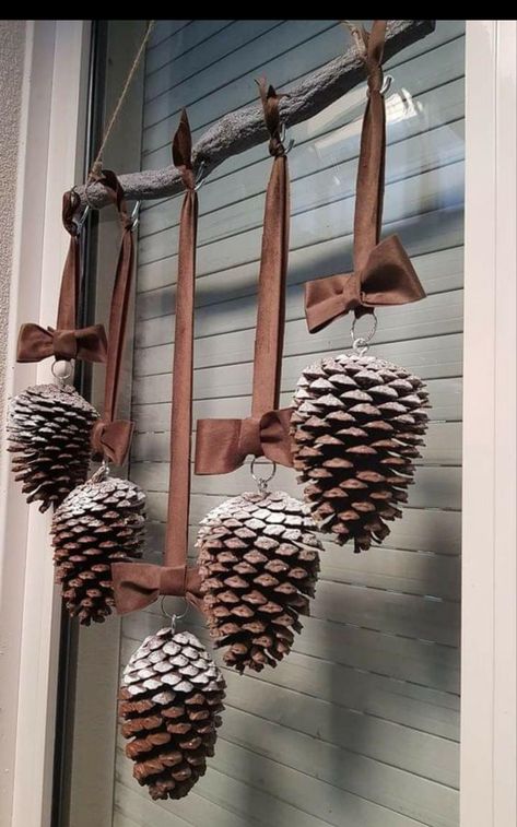 Navidad Natural, Pinecone Crafts Christmas, Diy Christmas Videos, Pine Cone Christmas Tree, Pine Cone Art, Diy Pinecone, Cabin Christmas, Handmade Christmas Crafts, Pine Cone Decorations