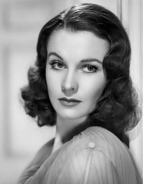 Conrad J. Barrington on Twitter: "Vivien Leigh, 1940 - photo portrait by Laszlo Willinger https://t.co/LzCsNa38bX" / Twitter Klasik Hollywood, Vivian Leigh, Waterloo Bridge, Veronica Lake, Gene Kelly, Vivien Leigh, Vintage Black Glamour, Classic Actresses, British Actresses