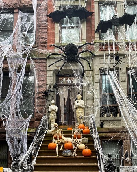 Brownstone Halloween, Halloween In New York, New York Brownstone, Halloween Love, Halloween Hocus Pocus, Halloween Outdoor, Love Halloween, Halloween Deco, Outdoor Halloween