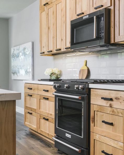 Wood Cabinets With Black Appliances, Cabinets With Black Appliances, Matte Black Appliances, Light Wood Kitchen Cabinets, Hickory Kitchen Cabinets, Hickory Kitchen, Model Dapur, Light Wood Kitchens, Hickory Cabinets