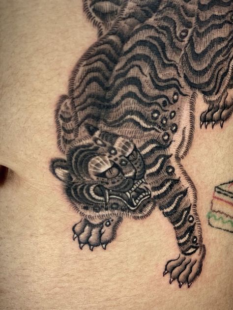 Black Japanese Tattoo, Leg Tattoo Inspiration, Tattoo Design Leg, Japanese Tiger Art, Black Tattoo Ideas, Monkey Tattoo, Japanese Tiger Tattoo, Tattoo Japanese Style, Tattoo Van