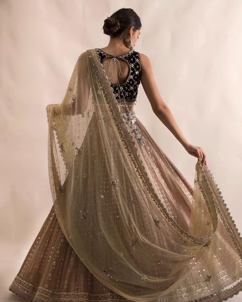 Inés by Naveen Tobeh on Instagram: "Aria Chikankari Lehenga Set Elaheh Fall Winter 2022 Model: @aminarif1 Photography: @sadataliclicks Studio: @pinkygul_pk" Black And Golden Lehenga, Desi Lehenga, Lehenga Choli Pakistani, Royal Mirror, Mirror Work Lehenga Choli, Party Wear Long Gowns, Golden Lehenga, Dupatta Dress, Chikankari Lehenga