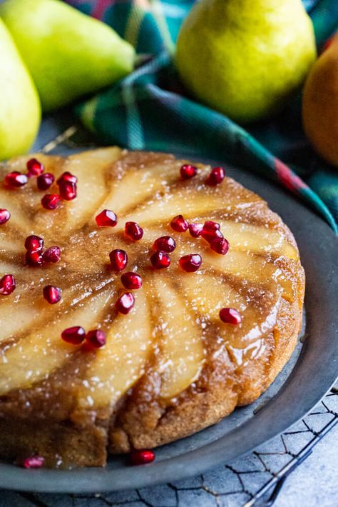 Pear Upside Down Cake - USA Pears Graham Cake, Cranberry Upside Down Cake, Pear Upside Down Cake, Pear Dessert Recipes, Pear Crumble, Pear Dessert, Dessert Alternatives, Cake Delicious, Pear Cake