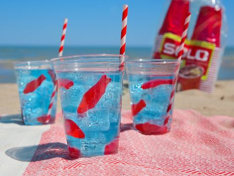 Fun drinks for the beach or beach themed party. Popsicle Cocktail, Beach Party Food, Pool Party Snacks, Fourth Of July Drinks, Plastic Party Cups, Beach Drinks, Beach Themed Party, Lime Soda, Party Food And Drinks