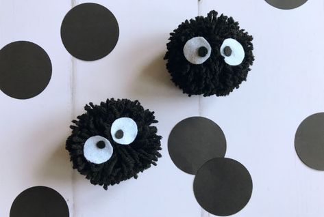 Soot Sprite Pom Pom, Soot Sprite Decor, Diy Studio Ghibli, Studio Ghibli Soot Sprites, Ghibli Soot Sprites, Studio Ghibli Diy, Ghibli Core, Student Crafts, Diy Studio