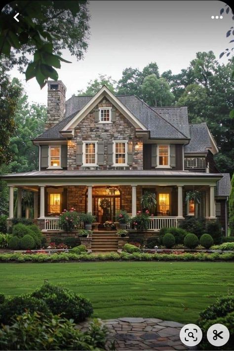 House With Yard, Cozy House Exterior, Small House Inspiration, Home Architecture Styles, College Visits, Timeless House, Bonus Room Ideas, Pretty Houses, Old Homes