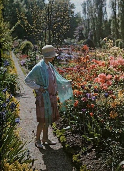 Exquisite colors in this 1920s garden shot. Maudelynn's Menagerie, Subtractive Color, Image Positive, Adored Vintage, Color Film, 1920s Fashion, Colour Photograph, Photos Of Women, Vintage Pictures