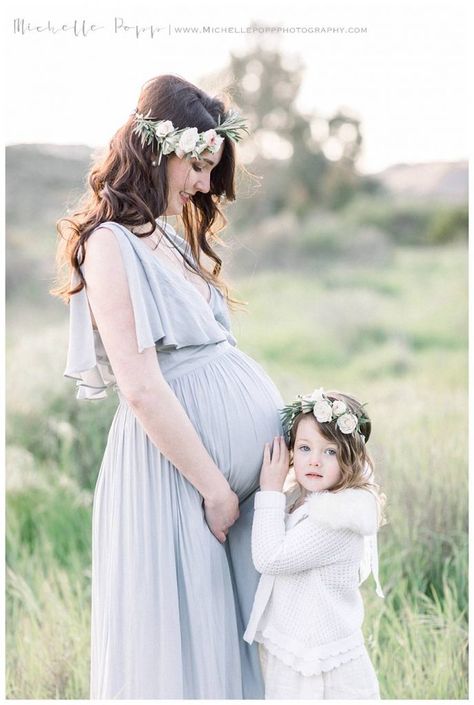 pregnant mom and daughter snuggling - Maternity Photo Session in San Diego Classy Poses, Maternity Photography San Diego, Mother Daughter Maternity, Maternity Photography Los Angeles, Family Maternity Pictures, Maternity Photography Family, Mommy Daughter Photos, Maternity Photography Poses Outdoors, Maternity Photography Outdoors