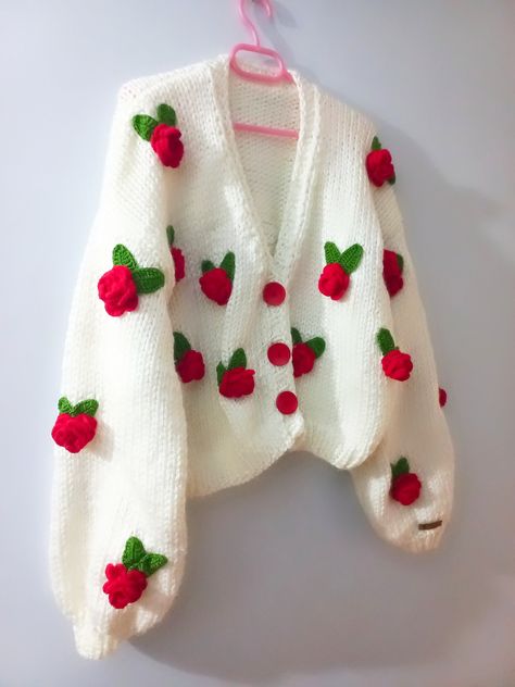 Crop rose cardigan, soft, sweet and trendy, if there are other colors you want, just send me a message and I can prepare it in all colors. Knit Rose, Flower Cardigan, Rose Cardigan, Cardigan Crochet, Friends Christmas, Outfit Inspo Casual, Cardigan Knit, Chunky Cardigan, Cute Preppy Outfits