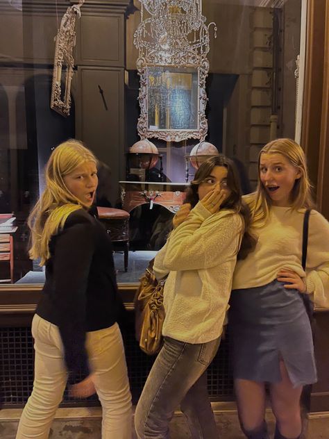 Outgoing Girl Aesthetic, 3 Girls Friendship, Outgoing Aesthetic, Female Friendship Aesthetic, Bestie Aesthetics, Foto Bff, Night Out Friends, Friendship Aesthetic, Girl Friendship