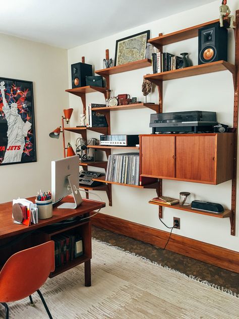 Mid Mod Office, Mid Century Pc Setup, Mid Century Modern Music Room, Mid Century Modern Music Studio, Mid Century Office Design, 70s Hifi Room, Mid Century Modern Guitar Room, 70s Home Office, Home Office Mid Century