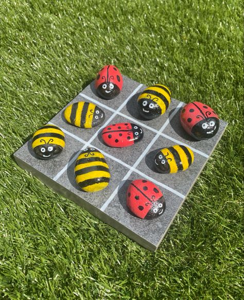 Made with pebbles and porcelain tile. Play like naughts and crosses Naughts And Crosses, Bee Games, Sensory Crafts, Billiard Balls, Rock Painting, Porcelain Tile, Painted Rocks, Garden Ideas, Tile