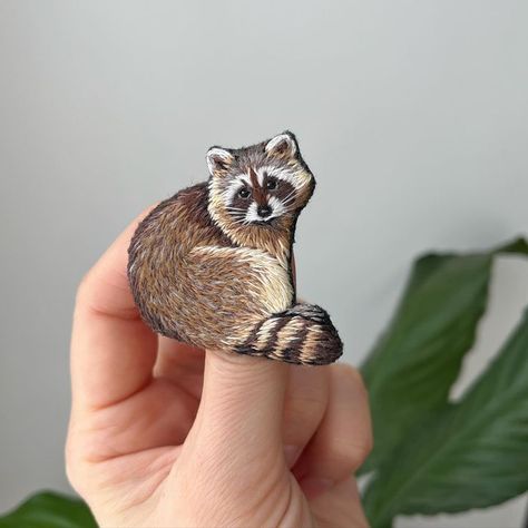 Raccoon Embroidery, Embroidery Cases, Embroider Ideas, Macrame Wall Hanging Diy, Embroidery Tshirt, Cat Cross Stitch Pattern, Felt Embroidery, Cat Cross Stitch, Thread Painting