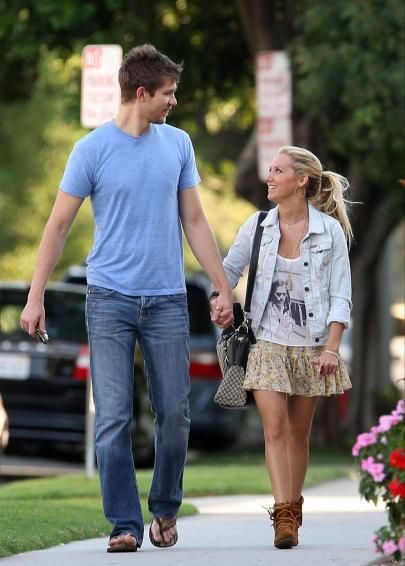 Ashley Tisdale & Scott Speer... This is so cute,a tall guy and shirt girl :) Super Tall Boyfriend, Tall Man Short Woman Couples Photography, Tall Guy Short Girl Couple, Tall Man Short Woman Couples, Short Girls And Tall Guys, Tall Bf Short Gf Aesthetic, Tall Guy Short Girl, Tall And Short Couple, Talk Boy