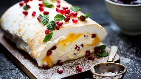 Lemon Curd and Pomegranate Rolled Pavlova Recipe Rolled Pavlova, Pavlova Recipes, Lemon Curd Pavlova, Kiwi Recipes, Pavlova Recipe, Kitchen Smells, Delectable Desserts, Christmas Menu, Lemon Desserts