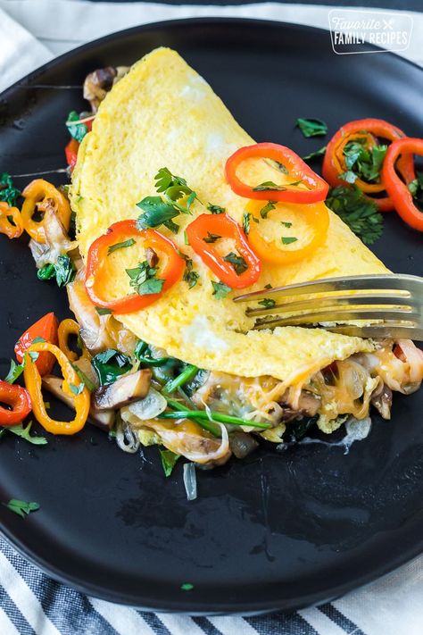 Veggie Omelette Recipe, Veggie Omelette Healthy, Vegetable Omelette, Healthy Omelet, Baked Omelet, Perfect Omelette, Veggie Omelet, Restaurant Breakfast, Food Presentation Plates