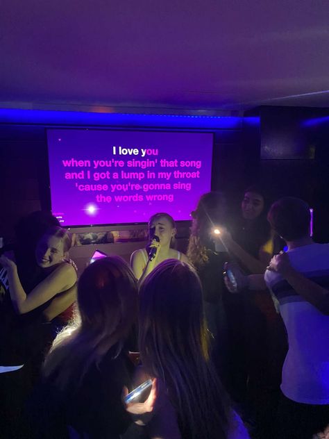 Karaoke Birthday Party, Karaoke Aesthetic, Karaoke Birthday, Sweet Sixteen Birthday Party Ideas, Karaoke Party, Sixteenth Birthday, Sweet Sixteen Birthday, Shotting Photo