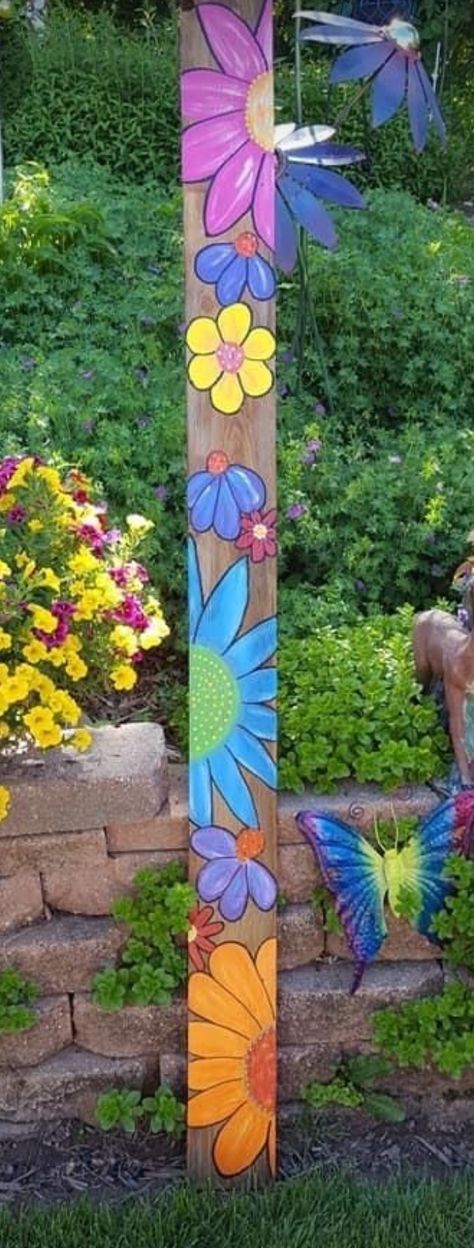 Yard Art Crafts, Garden Totem, Art Pole, Garden Totems, Garden Poles, Garden Posts, Decoration Tips, Deco Nature, Fence Art