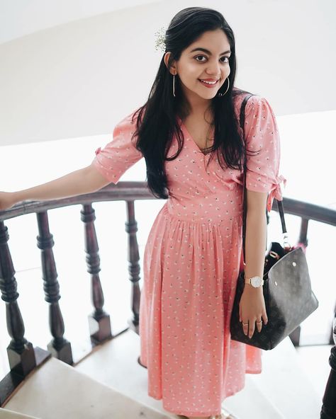 Ahaana Krishna, Short Frocks, Cotton Night Dress, Simple Frock Design, Casual Frocks, Simple Frocks, Celebrity Casual Outfits, Lehenga Designs Simple, Girls Long Dresses