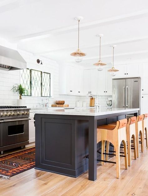 Stunning modern bohemian open plan kitchen with tuxedo cabinets (white cabinets on top, and a black kitchen island in the middle) with modern wood bar stools, brass pendant lights and a vintage kilim rug runner. Gorgeous classic California style. See more of this California Eclectic Home by Amber Interiors on My Domaine! Two Tone Kitchen, Casa Country, Bright Kitchens, Classic Kitchen, Amber Interiors, Chic Kitchen, Trendy Kitchen, Large Kitchen, Decor Minimalist