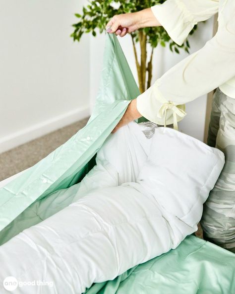 How To Put Your Duvet Cover On The Easy Way Duvet Hack, Fold Bed, Ikea Duvet Cover, Duvet Ties, Ikea Duvet, Camper Flooring, Layering Basics, Folding Fitted Sheets, King Size Duvet Covers