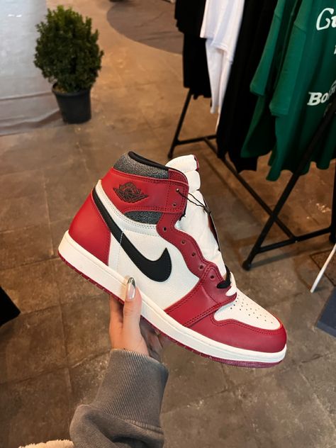 #jordan #jordan1high #sneakerhead #sneakersaddict Sneakers Addict, Lost And Found, Jordan 1 High, Jordan 1 Retro High, Jordan 1 Retro, Sneaker Head, Jordan 1, Jordan, Chicago