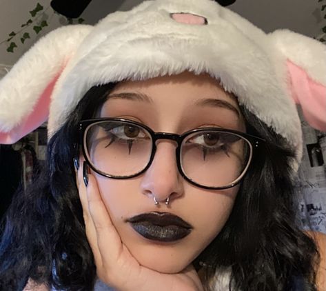 Punk Makeup With Glasses, Goth Makeup Looks With Glasses, Halloween Makeup With Glasses On, Halloween Makeup Glasses, Alt Makeup With Glasses, Goth Makeup With Glasses, Goth Glasses, Makeup With Glasses, Alternative People