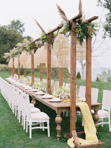 Set the scene for your al fresco dining experience with a stunning centerpiece. Discover 25 of our favorite beach wedding centerpiece ideas. Outdoor Long Table Dinner, Beach Wedding Set Up, Backyard Dining Ideas, Designer Dining Table, Backyard Wedding Decorations, Inmobiliaria Ideas, Dining Outdoor, Beach Wedding Centerpieces, Brick Garden