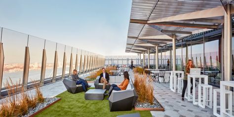 The L'Oréal office in New York has an in-house nail salon, a consumer beauty lab, a cafeteria, and an outdoor terrace. Terraced Landscaping, Roof Garden Design, New York Office, Rooftop Terrace Design, Rooftop Design, Underground Homes, Outdoor Office, Rooftop Deck, Terrace Design