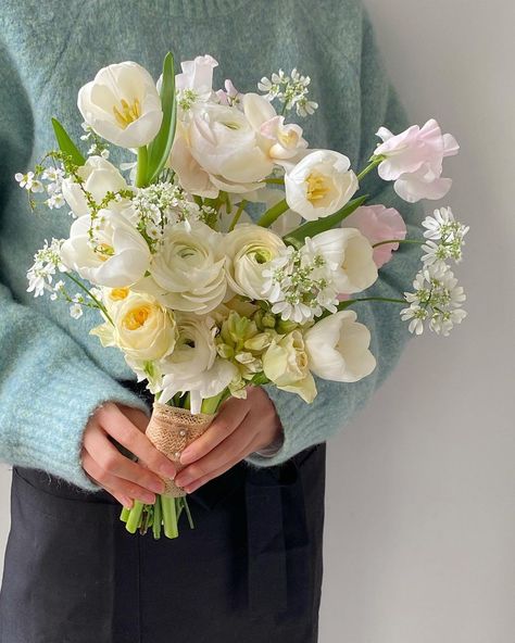 Intimate Wedding Bouquet, Simple Elegant Wedding Bouquet, White Wildflower Bouquet, Small Wedding Bouquet, Small Wedding Bouquets, Elegant Wedding Bouquets, Simple Wedding Bouquets, Bridesmaid Bouquet White, Flower Boquet