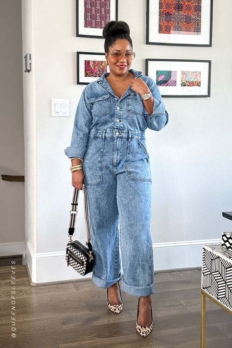 I found the PERFECT denim jumpsuit outfit fall!! Check out this post for casual fall outfits, denim outfit ideas, and more. Light Denim Jumpsuit Outfit, Jean Jumpsuit Outfit Black Women, Denim Jumpsuit Outfit Fall, Denim Jumpsuit Outfit Winter, Denim Jumpsuit Street Style, Utility Jumpsuit Outfit, Jumpsuit Outfit Fall, Long Sleeve Jumpsuit Outfit, Jumpsuit Outfit Winter