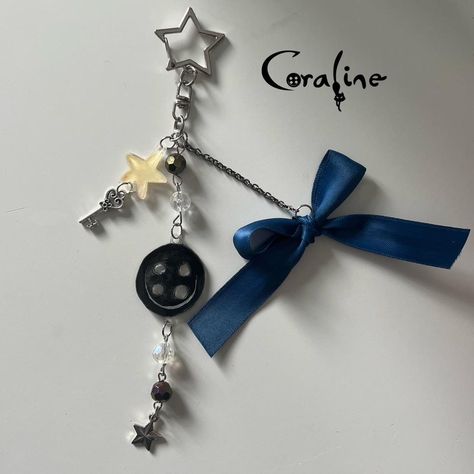 coraline inspired keychain 🐈‍⬛ so perfect for fall... - Depop #coraline #coralinemovie #whimsy Movie Inspired Jewelry, Coraline Inspired Necklace, Coraline Trinkets, Coraline Inspired Jewelry, Coraline Inspired Room, Coraline Gift Ideas, Coraline Items, Coraline Accessories, Halloween Diy Gifts