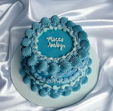 Vintage Cake Colors, Small Circle Cake, Pisces Season Cake, Birthday Cake Circle, Small Vintage Cake, Vintage Circle Cake, Circle Cake Ideas, Pisces Cake Ideas, Circle Vintage Cake