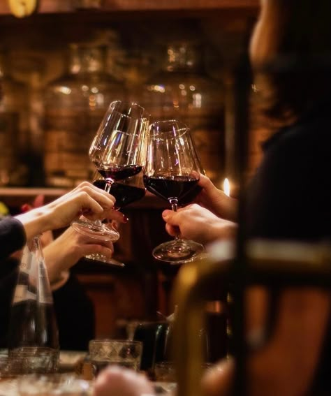 Wine Aesthetic Bottle, Wine Tasting Aesthetic, Vin Aesthetic, Vineyard Photoshoot, Wine Lunch, Porto Wine, Wine Library, Barcelona Wine Bar, Shooting Pose