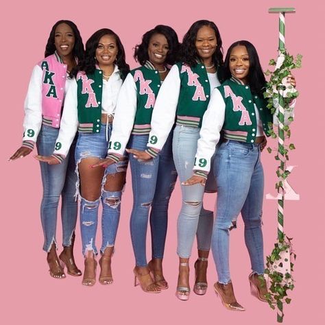 𝑪𝒐𝒖𝒔𝒊𝒏 𝑫𝒆𝒆 𝑫𝒆𝒆 on Instagram: “Sisterhood! 💕💚💕 Meet 📸 @drzeerpc . . . . #aka1908 #alphakappaalpha #alphakappaalphasororityinc #hbcu #hbcugrad #hbcualumni…” Probate Outfits, Aka Probate, Alpha Kappa Alpha Founders, Aka Apparel, Alpha Kappa Alpha Paraphernalia, Sorority Pictures, Alpha Phi Alpha Fraternity, Alpha Fraternity, Aka Sorority