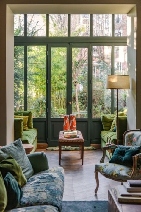 Univers. Chez Gabriella Cortese, parisienne tendance | Point de Vue Conservatory Living Room, Architecture Pictures, Conservatory Interior, Wooden Display Cabinets, Internal Double Doors, Brooklyn House, Hudson Homes, Antik Batik, Beautiful Interior Design