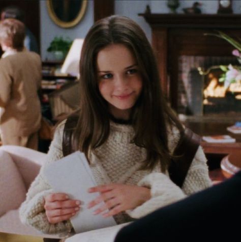 Rory Gilmore Style, Gilmore Girls Fashion, Lorelei Gilmore, Gilmore Girls Outfits, Alexis Bledel, Lorelai Gilmore, Nerdy Girl, Jennifer Connelly, Rory Gilmore