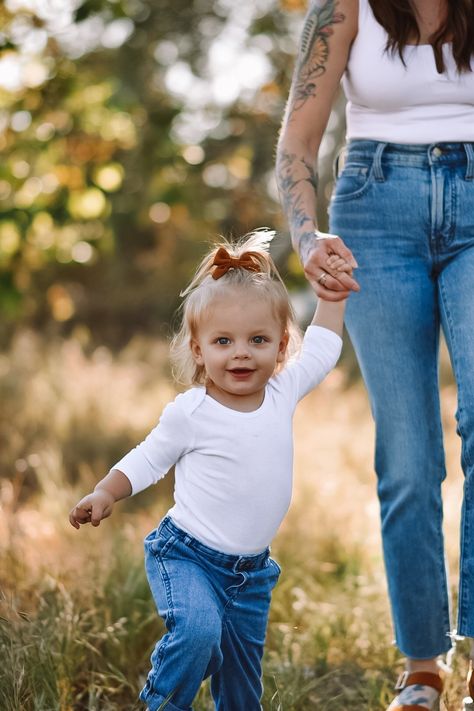 Jeans Photoshoot, Mommy Daughter Photoshoot, Daughter Photoshoot, Fam Pics, Mommy And Baby Pictures, Mommy And Me Photo Shoot, Mommy Daughter, Photoshoot Outfits, Family Photoshoot