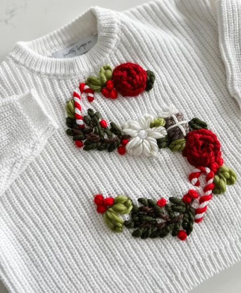 Diy Cute Christmas Sweater, Christmas Embroidered Sweater, Diy Jumper, Diy Embroidery Shirt, Embroidered Sweaters, Sweater Embroidery, Cute Christmas Sweater, Yarn Embroidery, Clothes Embroidery Diy