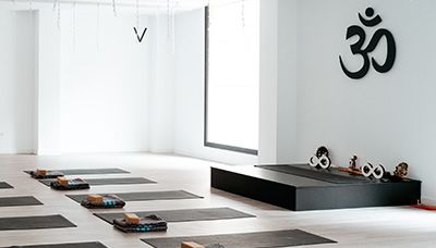 Centros de Yoga - Clubs DiR | YogaOne Yoga Studio, Contemporary Rug, Madrid, Yoga, Quick Saves, Home Decor, Design, Home Décor