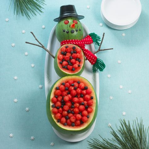 How to Make a Watermelon Snowman.  Filled with fruit salad of melon balls & blueberries.  Fun for Christmas or a Christmas in July celebration. Snowman Carving, Watermelon Sculpture, Snowman Recipes, Christmas Party Snacks, Fresh Fruit Recipes, Vegetable Platter, Watermelon Carving, Christmas Fruit, Kids Christmas Party