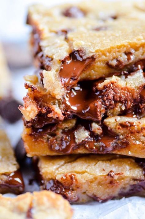 These chewy, fudgy chocolate chip blondies require no mixer and very little prep work. Their crackly golden tops and gooey centers are utter perfection! Blondies Brownies, Blonde Brownies, Sweets Ideas, Chocolate Chip Blondies, Blondies Recipe, Sugar Sugar, Bar Cookies, Mini Marshmallows, Yummy Sweets