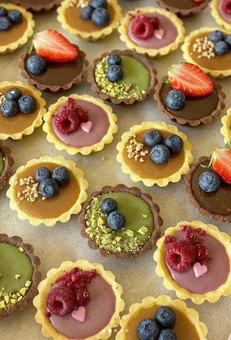 Mini Fruit Pies, Mini Tart Recipes, French Tart, Choco Pie, Mini Pastries, Tart Dessert, Mini Tart, Small Desserts, Wedding Cakes With Cupcakes